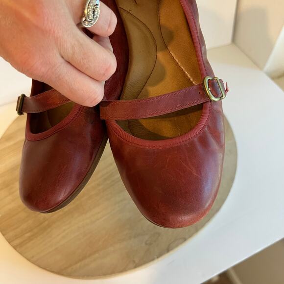 Born Red Round Toe Genuine Leather Buckle Strap Ballet Flat Shoe Size 7.5 - Picture 9 of 13